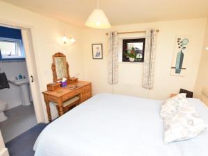 Un pat sau paturi într-o cameră la 1 Bed in Bradwell PK849