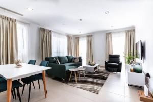 ein Wohnzimmer mit einem Sofa und einem Tisch in der Unterkunft Luxurious Superior Room Space Available in Accra