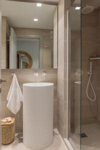 Ένα μπάνιο στο Azalea Luxury Apartment