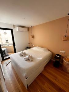 - une chambre avec un lit et 2 serviettes dans l'établissement Pepite Coeur 7ème Tout Confort - Clim - Parking, à Marseille