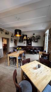 une salle à manger avec des tables et des chaises en bois dans l'établissement Penzion LaCasa, à Vysoké Mýto