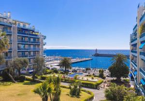 vistas al océano desde un edificio en MY CASA - PILATTE - BLUE - Beautiful studio on Seafront, en Niza