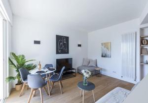 sala de estar con mesa y sillas en MY CASA - PILATTE - BLUE - Beautiful studio on Seafront, en Niza