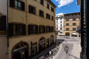 佛羅倫斯的住宿－Rondinelli Charme Bijoux - Elegance in the heart of Florence，从大楼欣赏到街道的景色