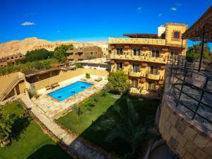 Bazén v ubytování New Memnon Hotel nebo v jeho okolí