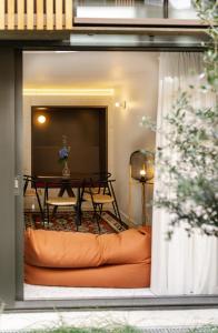 ein Wohnzimmer mit einem Sofa und einem Tisch in der Unterkunft Kleines Stadthaus in Toplage in Wien