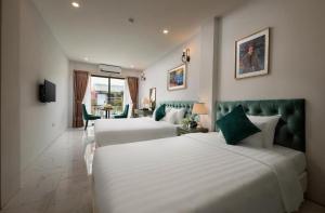 Ліжко або ліжка в номері Gatsby Central Hotel Hanoi