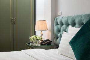 Ліжко або ліжка в номері Gatsby Central Hotel Hanoi
