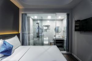 Ліжко або ліжка в номері Gatsby Central Hotel Hanoi