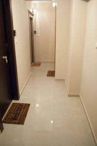 un couloir avec un sol blanc et un couloir avec une porte dans l'établissement Kostas Cozy Charming Appartment, à Thessalonique