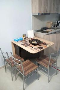 une petite cuisine avec une table et deux chaises dans l'établissement Kostas Cozy Charming Appartment, à Thessalonique