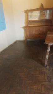 Schlafzimmer mit einem Holzbett und einem Holztisch in der Unterkunft Casa Jabuticabeira in Ouro Preto