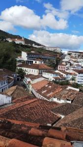 Blick auf eine Stadt mit Dächern und Gebäuden in der Unterkunft Casa Jabuticabeira in Ouro Preto