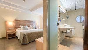 Łóżko lub łóżka w pokoju w obiekcie Riviera Beachotel - Adults Recommended