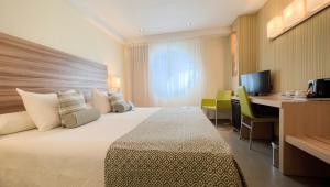 Pokój hotelowy z łóżkiem, biurkiem i komputerem w obiekcie Riviera Beachotel - Adults Recommended w mieście Benidorm