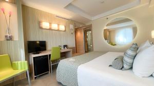 Łóżko lub łóżka w pokoju w obiekcie Riviera Beachotel - Adults Recommended