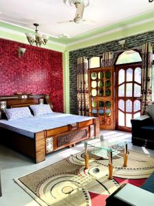 1 dormitorio con cama y mesa de cristal en Green Lodge Farmstay by Highland Monk, en Shimla