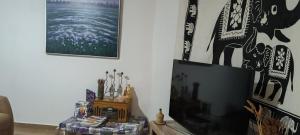 een woonkamer met een tv en een tafel bij El Mirador"Venerable Escuder" in Cocentaina