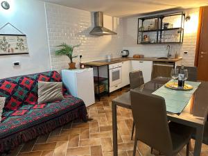 een keuken en een woonkamer met een tafel en een bank bij Terminillo: appartamento ristrutturato in Terminillo