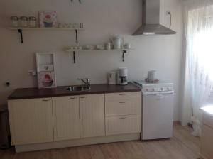 A kitchen or kitchenette at B&B De Singel