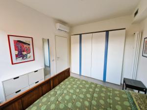 une chambre avec un lit et un miroir dans l'établissement MonteRoom-Apartments, à Bologne