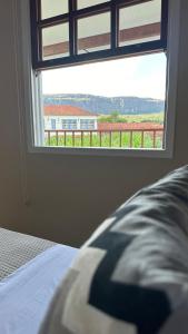 En eller flere senge i et værelse på Aconchego Familiar Apartamento a 3 min do Centro