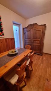 a dining room with a wooden table and chairs at Trento, Monte Bondone, casa tipica di montagna in Norge
