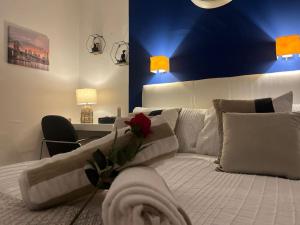 a bedroom with a white bed with a red rose on it at Modern studio in Barbican EC1 - blue - F4 in London