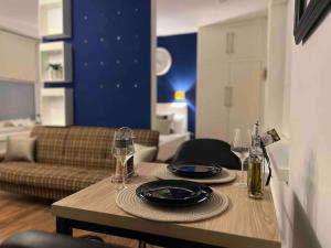 uma mesa com pratos e copos de vinho na sala de estar em Modern studio in Barbican EC1 - blue - F4 em Londres