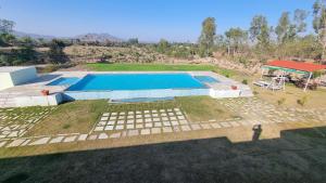 - une vue sur la piscine dans la cour dans l'établissement The Aawargarh Retreat, à Jharol