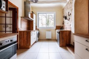 Η κουζίνα ή μικρή κουζίνα στο La Closerie D'Escalin gîte 12 personnes et Jacuzzi