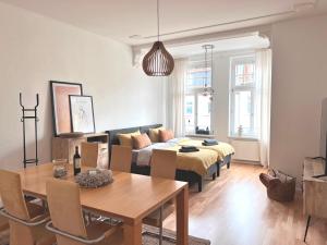 a living room with a couch and a table at Großzügiges Familien Apartment am Kressepark in Erfurt