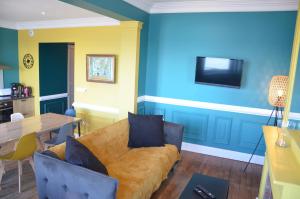 a living room with a couch and a table at Digue in Wimereux