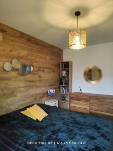ein Schlafzimmer mit einem Bett mit einer Holzwand in der Unterkunft Appartement cocooning in Ajaccio