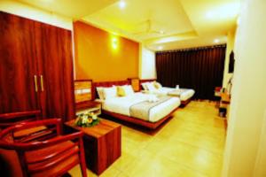 een hotelkamer met een bed en een tafel bij Misty Gate Kerala in Vythiri