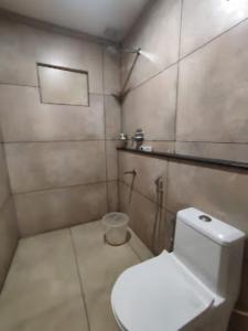 een badkamer met een wit toilet in een kamer bij Misty Gate Kerala in Vythiri