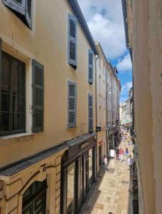 a view of an alley with people walking down a street at Appartement plein centre-ville in Nîmes