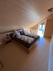 un grande letto in una stanza con una grande finestra di Eifelland-Ferien a Kelberg