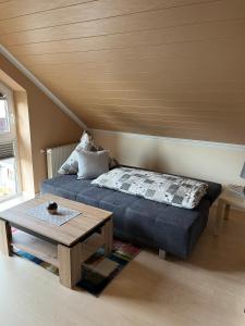un soggiorno con letto e tavolo di Eifelland-Ferien a Kelberg