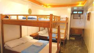 Двухъярусная кровать или двухъярусные кровати в номере RGL Place Siargao