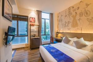 Voodi või voodid majutusasutuse Overseas Chinese Town Nanyang Inn toas