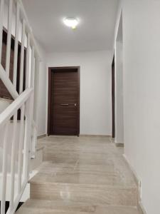 pasillo con escalera y puerta en Go Exchange, Block F, Apt. 11, en St Paul's Bay 1 foto más