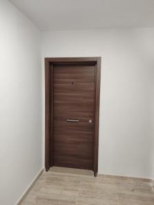 una gran puerta de madera en una pared blanca en Go Exchange, Block F, Apt. 11, en St Paul's Bay