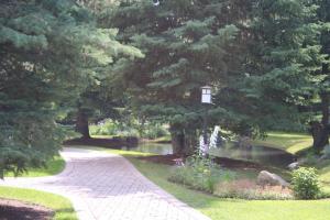 un chemin dans un parc avec un étang et des arbres dans l'établissement Dollar Meadows Condo 1382 - Cozy & Sun Valley Resort Amenities Included, à Sun Valley