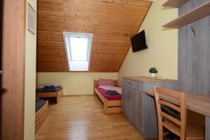 Een bed of bedden in een kamer bij Podveský mlýn