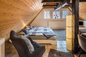 Schlafzimmer im Dachgeschoss mit einem Bett und 2 Stühlen in der Unterkunft Über den Dächern Alsfels in Alsfeld