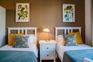 dos camas sentadas una al lado de la otra en un dormitorio en Villa 10 Luxe by Lirios Village Marbella en Marbella