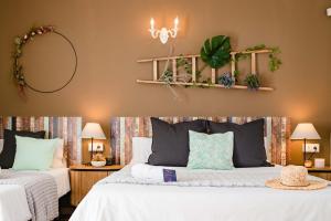 een slaapkamer met 2 bedden en planten aan de muur bij Villa 10 Luxe by Lirios Village Marbella in Marbella