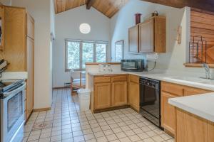 Virtuvė arba virtuvėlė apgyvendinimo įstaigoje Sunburst Condo 2789 - Room for Up To 11 Guests and Elkhorn Resort Amenities
