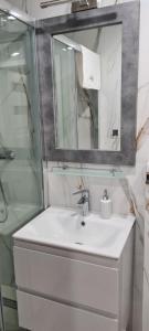 un bagno con lavandino e specchio di Neu Schweizerhaus 29 a Karpacz